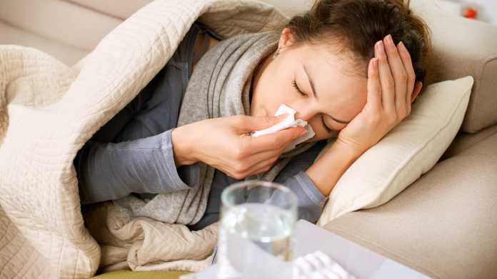 Sick,Woman.flu.woman,Caught,Cold.,Sneezing,Into,Tissue.,Headache.,Virus,.medicines, krank, eAU