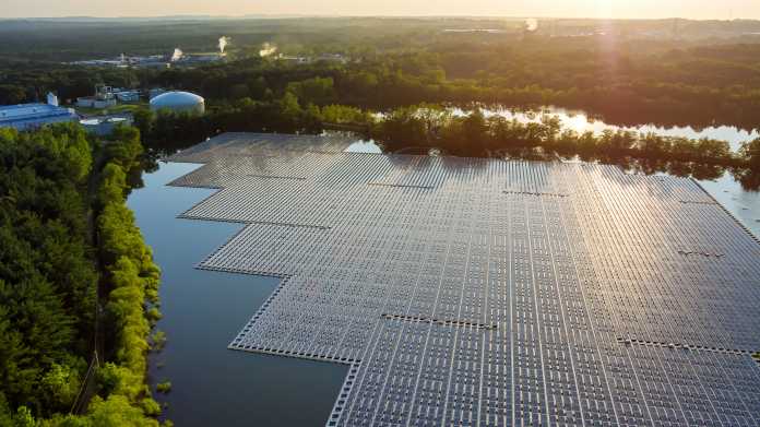 Photovoltaikanlagen auf einem See im Abendlicht