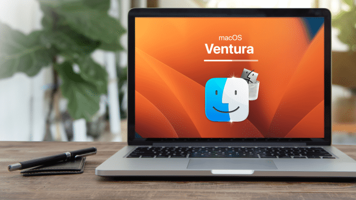 MacBook Pro mit macOS 13 Ventura auf Schreibtisch