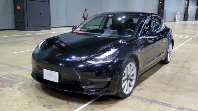 Schwarzes Tesla Model 3