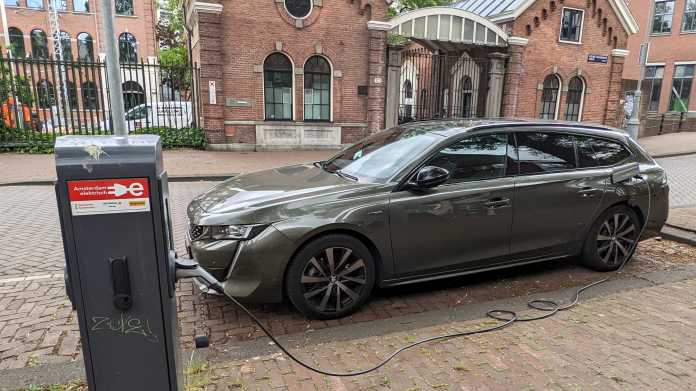 Peugeot-Kombi steht an einer Amsterdamer Ladestation