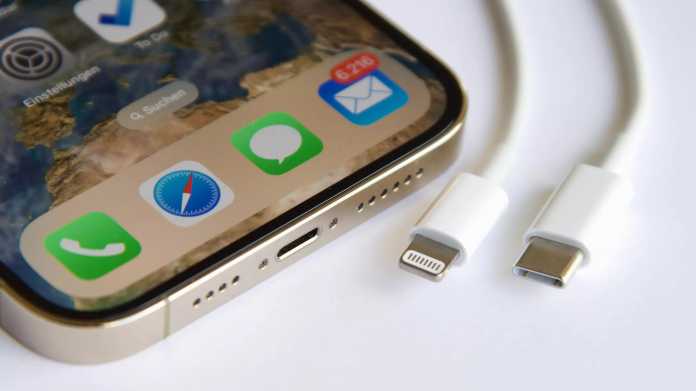 iPhone mit USB-C- und Lightning-Kabel