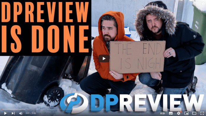 Die YouTube-Hosts von DPReview sitzen mit einem Pappschild "Das Ende ist nah" im Schnee
