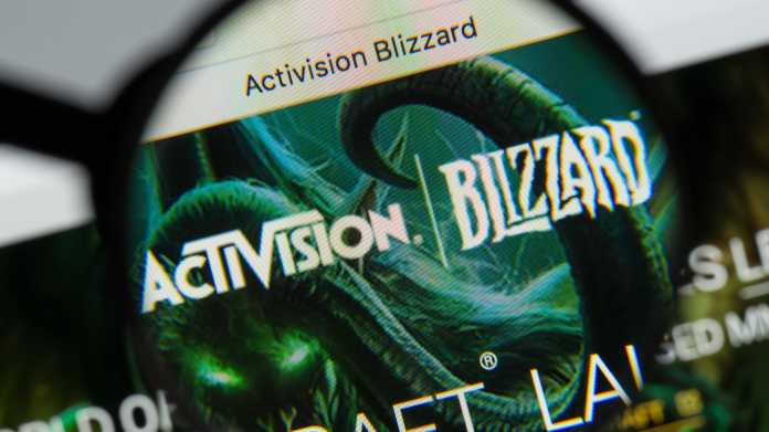 Wortbildmarken Activision und Blizzard durch eine Lupe gesehen