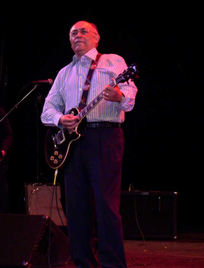 Der damalige AMD-CEO Hector Ruiz 2005 an der Gitarre.