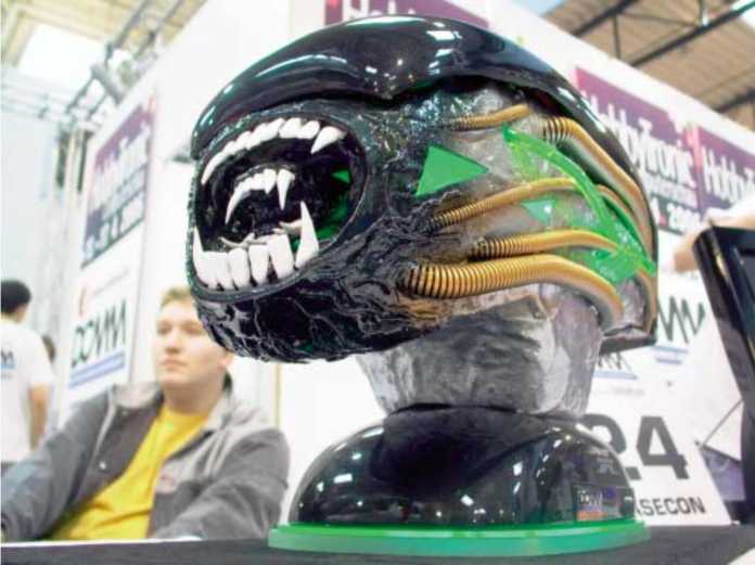 Zähne aus Plastilin, der Schädel aus handgegossenem und in dreizehn Schichten lackiertem Kunststoff.