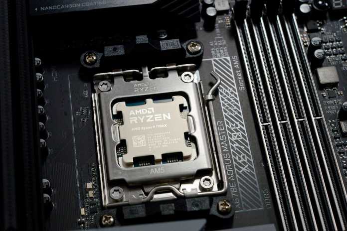 Vorsicht beim AMD Ryzen 7000X3D mit Zusatz-Cache: Auf manchen Mainboards verträgt der Prozessor höhere Spannungen für übertaktetes RAM anscheinend schlecht., 