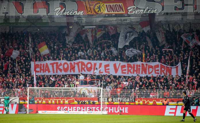 Sogar Fußballfans protestieren inzwischen in den Stadien gegen die Pläne der EU-Kommission, hier am 1. April 2023 beim Spiel 1. FC Union Berlin gegen den VfB Stuttgart., Andreas Gora/dpa