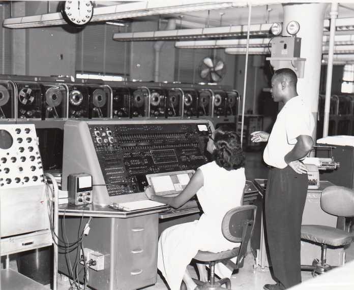 Um 1950 waren die meisten Computer noch in militärischer Hand. Eine der ersten zivilen Installationen war dieser Univac I, der im Juni 1951 im U. S. Census Bureau seinen Betrieb aufnahm.  , U.S. Census Bureau