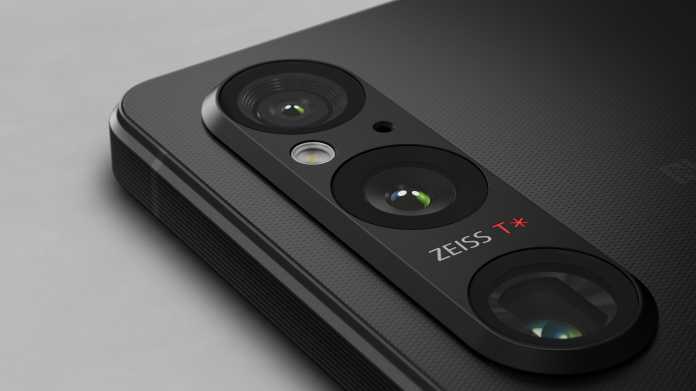 Rückseite des Smartphones Xperia 1 V mit drei Kameramodulen.
