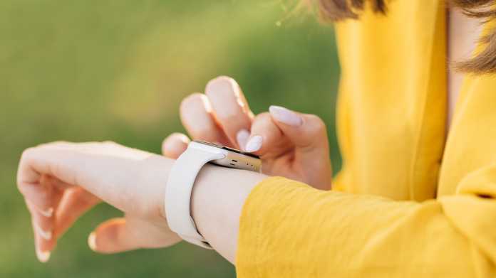 Frau mit einer Apple Watch