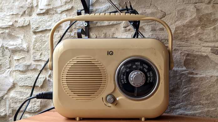 Beiger Radioapparat für UKW und MW