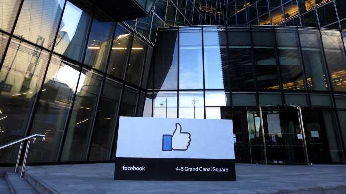 Facebook-Logo vor Unternehmenssitz