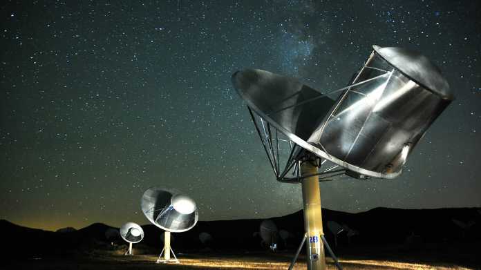 Radioantennen des Allen Telescope Array bei Nacht