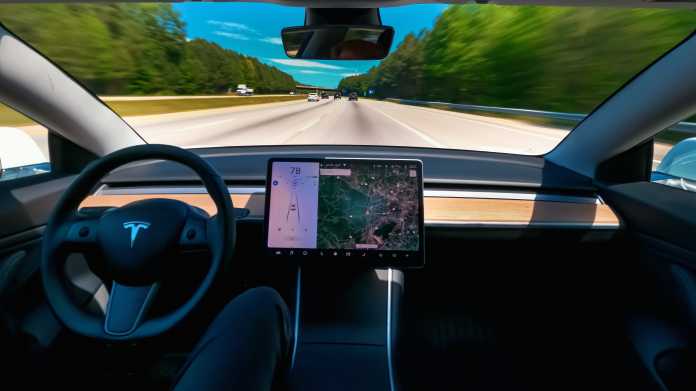 Blick aus einem Tesla; links das Lenkrad, im Zentrum der Armaturenbildschirm 