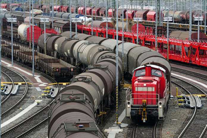 Für das Management von Bahnanlagen hat Siemens eine eigene Plattform ausgekoppelt: Railigent X., Deutsche Bahn AG
