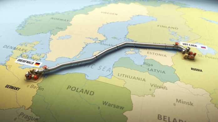 Auf einer Landkarte steht eine Miniatur-Pipline, die von Russland über die Ostsee nach Deutschland verläuft.
