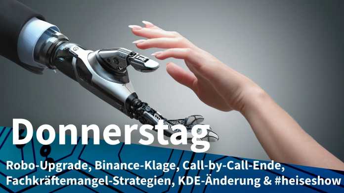 Eine Roboter- und eine Frauenhand