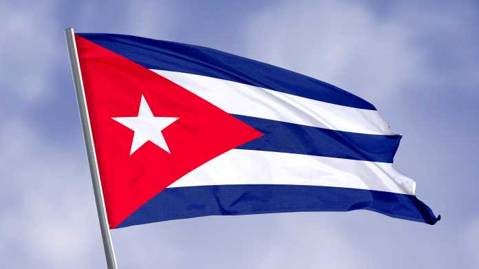 Im Wind wehende Flagge Kubbas