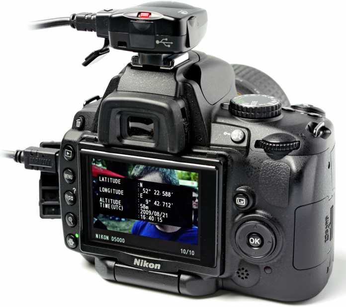 Der Blitzschuh-Tagger GP-1 versorgt Spiegelreflexkameras von Nikon direkt mit Geodaten. Leider ist die Kabelverbindung etwas sperrig.