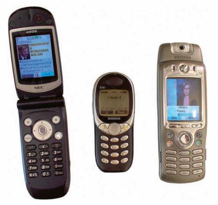 2003 wogen viele GSM-Handys weniger als 100 Gramm. Die ersten klobigen UMTS-Modelle (links NEC e606, 145 Gramm, rechts Siemens U10, 185 Gramm) waren dagegen nicht hemdtaschentauglich., 