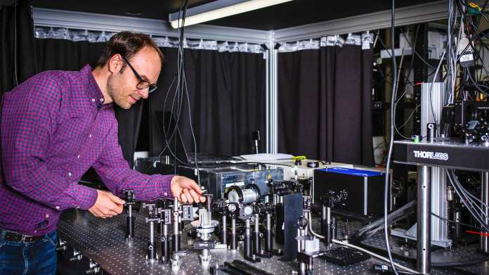 Robert Prevedel entwickelt ein adaptives Mikroskop, mit dem Forschende tief in lebende Gehirne blicken können., Kinga Lubowiecka / EMBL