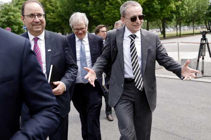 Pat Gelsinger (rechts) am 19. Juni zu Besuch bei Olaf Scholz in Berlin. Ganz links: Keyvan Esfarjani, bei Intel &quot;Chief Global Operations Manager&quot;., Carsten Koall/dpa