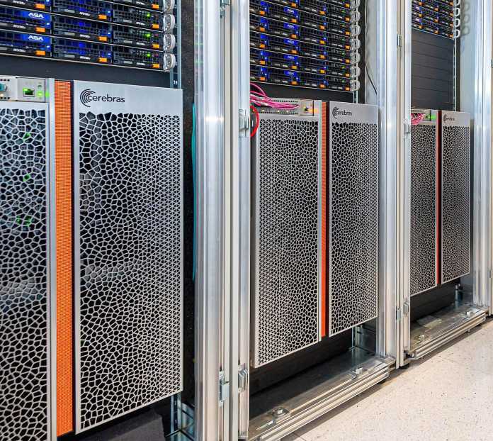 In den USA baut Cerebras gemeinsam mit G42 aus den Vereinigten Arabischen Emiraten den ersten von sechs extrem leistungsfähigen KI-Supercomputern namens Condor Galaxy  auf., Cerebras