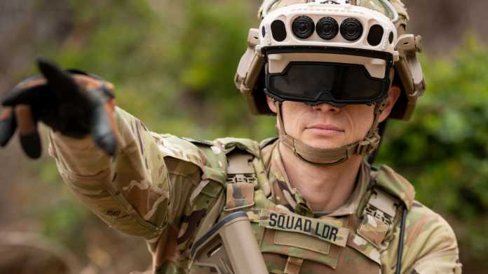 Ein Soldat mit der aktuellen Militär-Hololens zeigt in die Ferne.