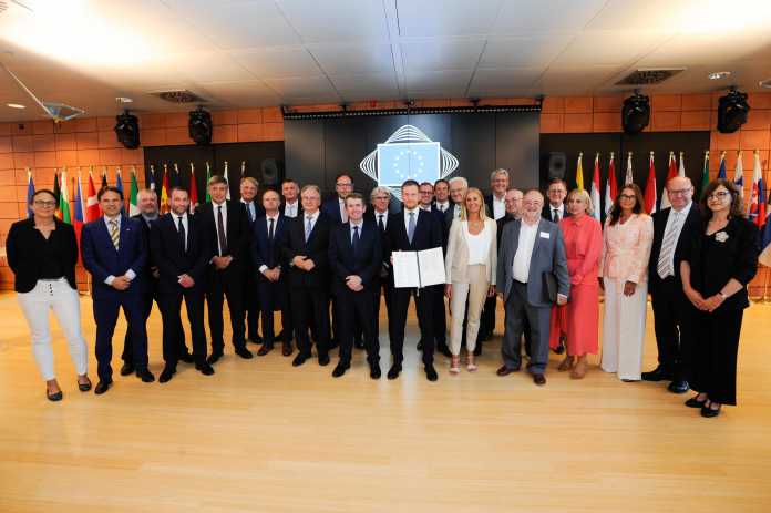Gruppenbild aus Brüssel mit Ministerpräsidenten jener Regionen, die sich zur European Semiconductor Regions Alliance (ESRA) zusammengeschlossen haben. , Sächsische Staatskanzlei/Philippe Veldeman