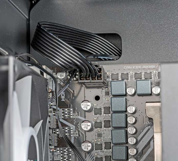 Ist das achtpolige ATX12V-Kabel in der linken oberen Mainboard-Ecke nicht eingesteckt, startet der Rechner nicht., 