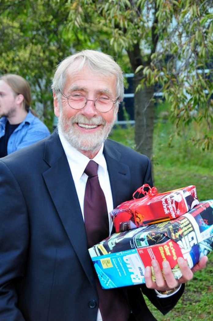 Steven P. Steinkraus: erst Minix-Fachmann bei Prentice-Hall, dann 20 Jahre Geschäftsführer beim Heise Zeitschriften Verlag. , 