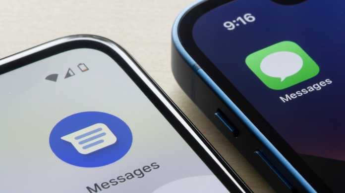 Die Icons von Google Message und Apple Nachrichten auf zwei Smartphones