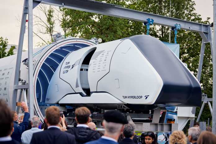Die Hyperloop-Passagierkapsel wird in die Teströhre der TUM eingesetzt. Bereits im Juli sind damit zwei Passagiere im extremen Unterdruck der Röhre bewegt worden., TUM