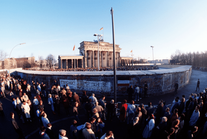 Die Mauer vor dem Brandenburger Tor Anfang Dezember 1989