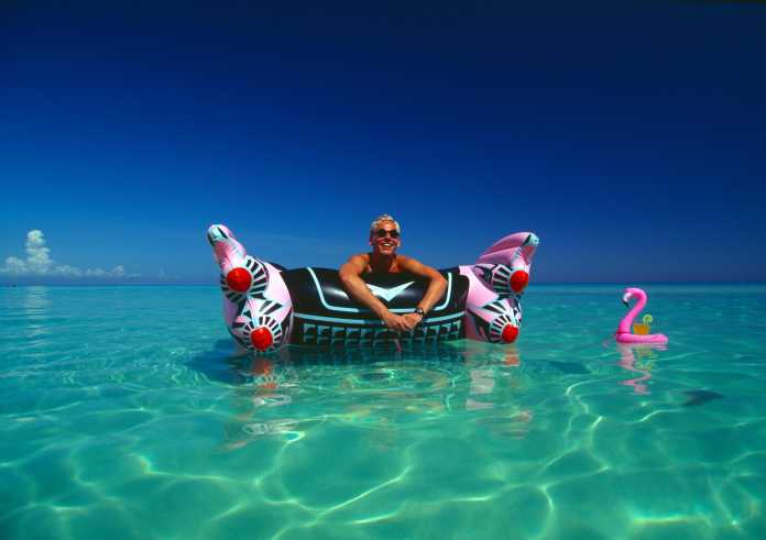 Ein Tourist auf einer Cadillac-Luftmatratze am Strand von Kuba. Das Bild wurde mit der Spot-Belichtungsmessung der T90 und einem Polarisationsfilter auf Fuji Velvia Diafilm aufgenommen., Knut Gielen