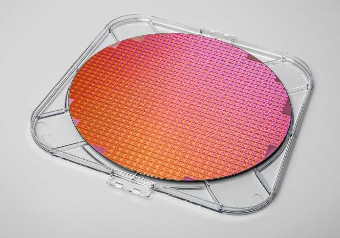 Ein Wafer voller Meteor-Lake-Chiplets, für die Intel 2024 gute Verkaufszahlen erhofft. Aber nicht jeder hält solche Chips für Hightech-Produkte., 