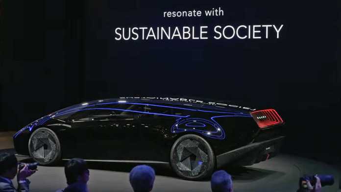 Schwarzer Sportwagen auf einer Bühne; darüber die Aufschrift &quot;resonate with sustainable society&quot;