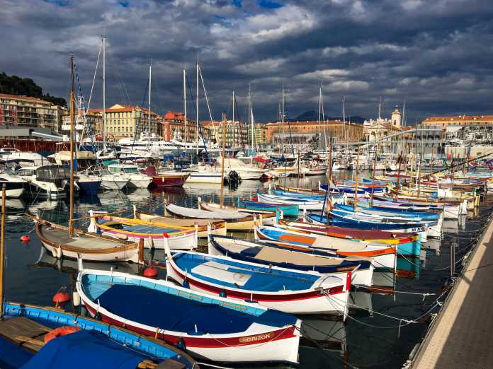 Der Hafen von Nizza mit den traditionellen Fischerbooten &quot;Pointu&quot;. Bauweise und Farben der Altstadt lassen noch heute die Herkunft aus dem italienischen Nachbarland erahnen, denn bis 1860 verlief westlich von Nizza die Grenze zu Italien entlang des Flusses Var. , Pia Parolin