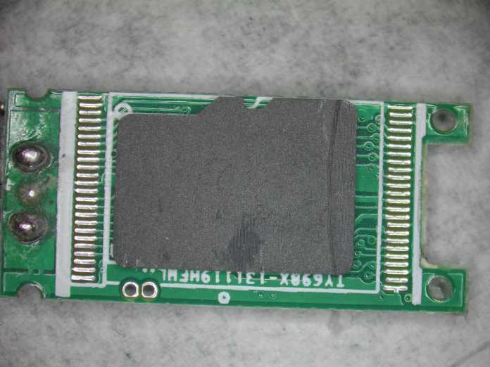 Memoria USB abierta con tarjeta microSD soldada