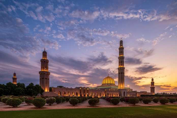 Bilden sich Wolken am Abendhimmel, bietet die Große Sultan-Qabus-Moschee eine stimmungsvolle Kulisse mit der gartenähnlichen Parkanlage. Bleibt der abendliche Himmel hingegen wolkenfrei, verspricht das königliche Opernhaus ein märchenhaft anmutendes Motiv.Kleinbildsensor  24 mm  ISO 125  f/11  2 s  WB 5300 K  Stativ, 