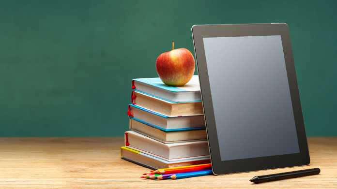 Online,Education.,Books,And,Tablet,On,The,Desktop,On,Blackboard