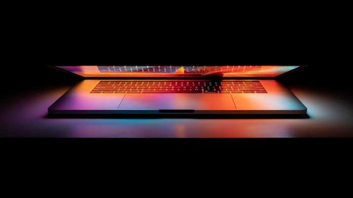 Leicht aufgeklapptes MacBook leuchtet bunt