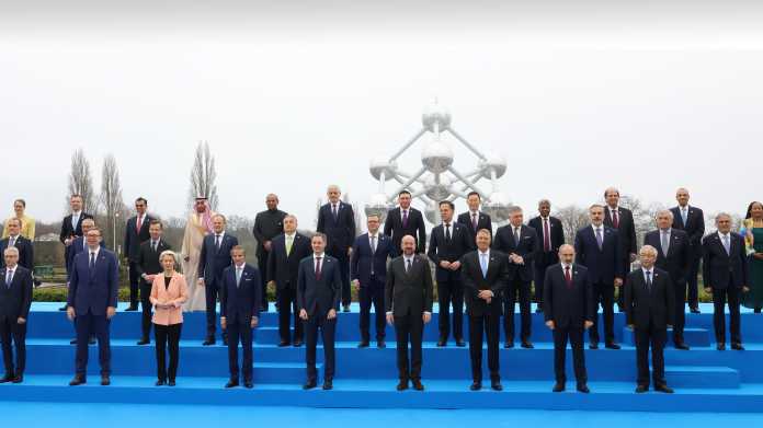 Politiker posieren vor Brüssels Atomium