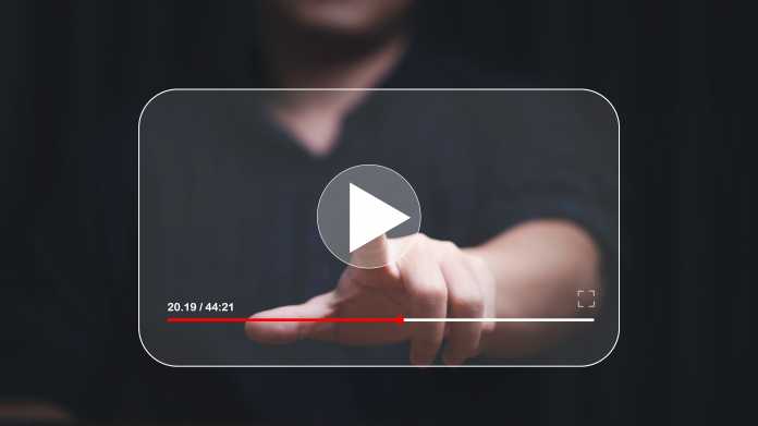 Finger klickt auf Play-Button eines Youtube-Videos