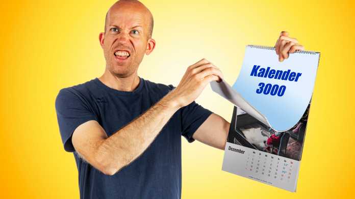 Verwirrter Mann mit einem Kalender, auf dem das Jahr 3000 steht.
