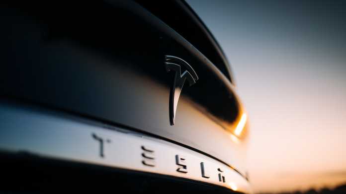 Tesla-Logo im Gegenlicht