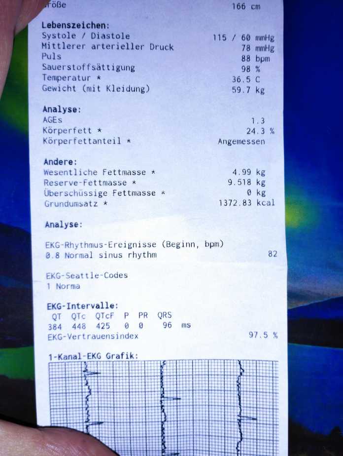 Vitaldaten auf einer Art Kassenbon nach dem Besuch in einer Gesundheits-&quot;Telefonzelle&quot;