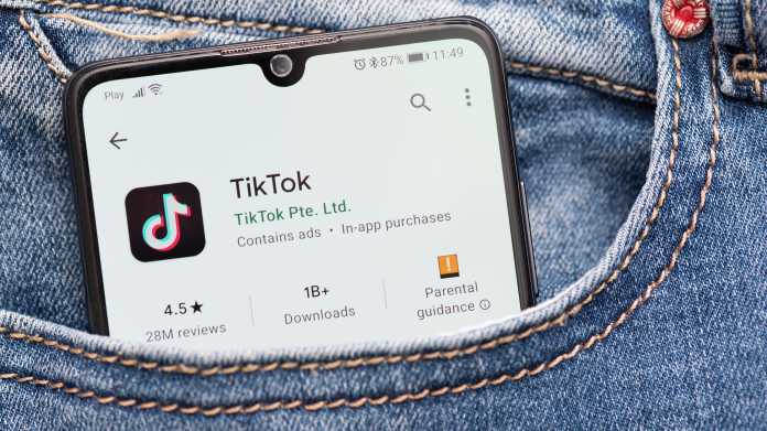 Smartphone mit TikTok-App in einer Hosentasche