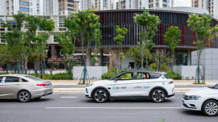 Ein fahrerloses Taxi von Baidu chauffiert eine Passagierin auf einer öffentlichen Straße in China.